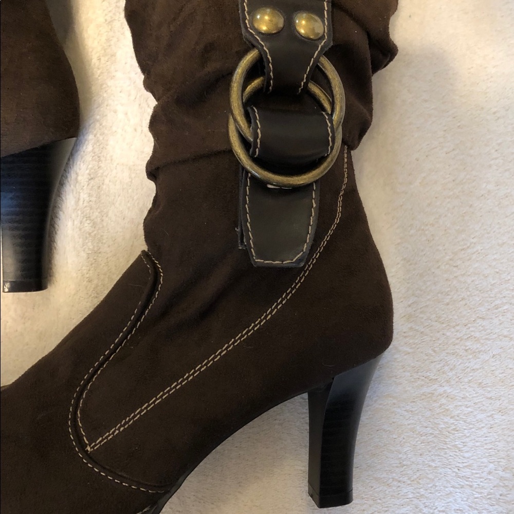 Fab Predictions(8.5W)Brown Faux suede with buckle!